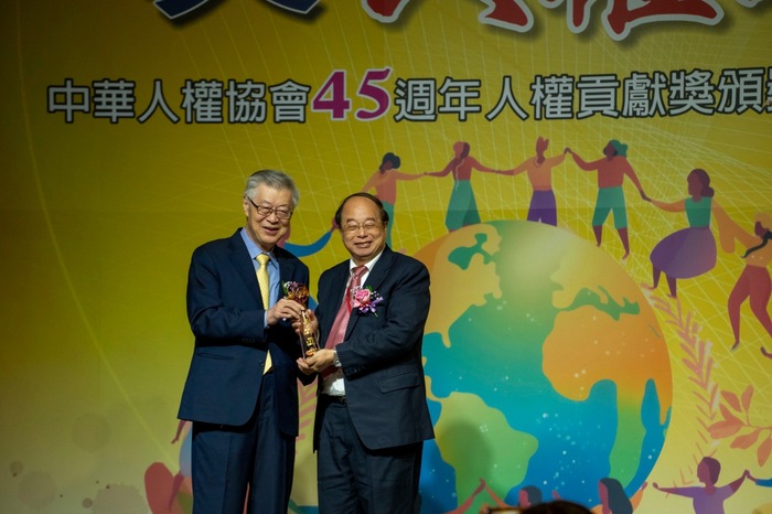 李建榮的努力也讓外界看見，桃園仁愛之家在2024年獲得中華人權協會頒贈「社會服務人權貢獻獎」。圖／李建榮提供圖片