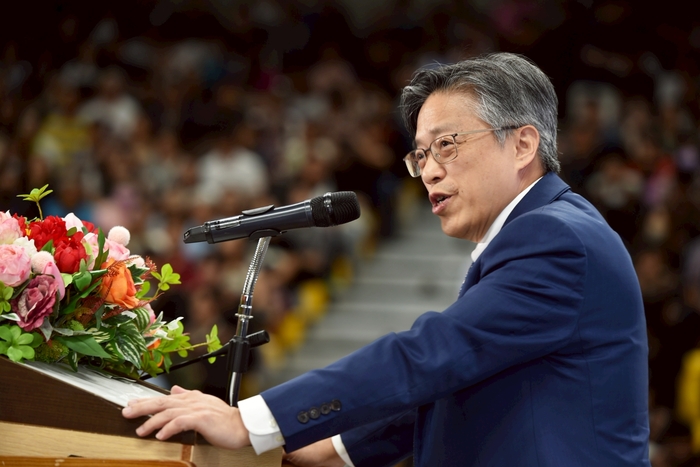 畢業典禮下午場李育杰學長勉勵畢業生：「投資自己，穩賺不賠。」 畢圖片