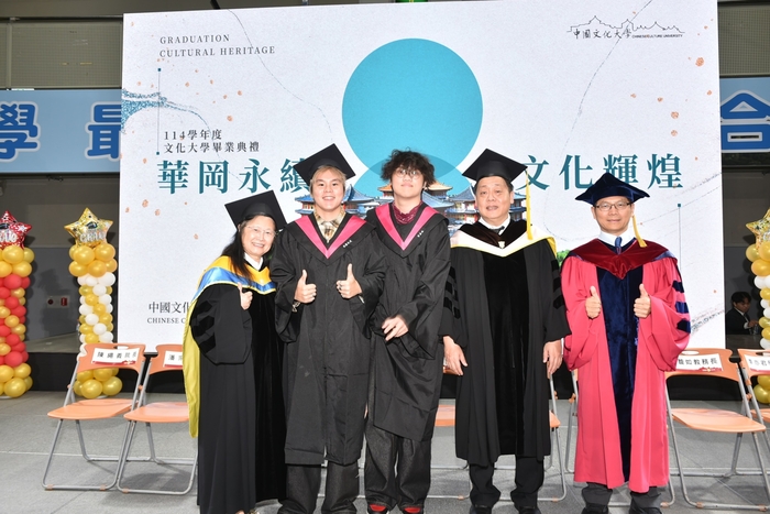 畢業典禮後，畢業生紛紛找校長王子奇(右2)、 副校長王淑音(左1)、盧文民(右1)合影留念。 圖／劉維新圖片