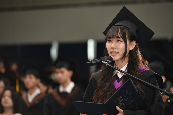 下午場代表畢業生致詞的法律學系四年級林妤蓁同學圖片